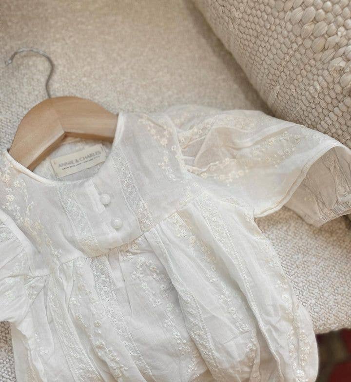 Organic cotton bodysuit with embroidery